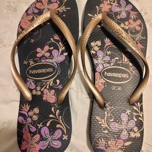 Havaianas Women's Floral Flip Flops - Black and Gold